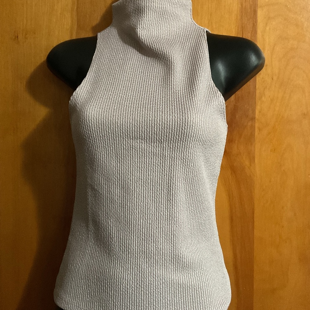 Sleeveless Ribbed Turtleneck Tank Top in Light Gray
